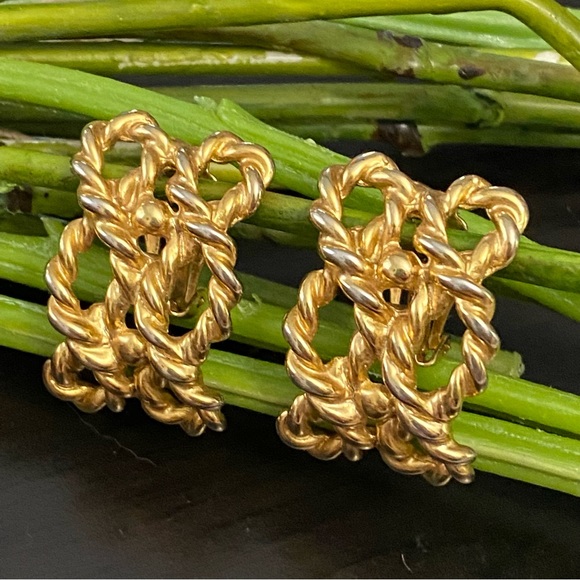 Vintage UnSigned Gold-Tone Twisted Rope Clip On Earrings - Picture 3 of 12